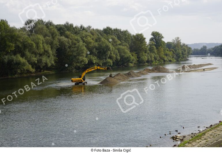 Iskopavanje Ljunka Iz Rijeke Preuzmite Fotografiju Foto Baza