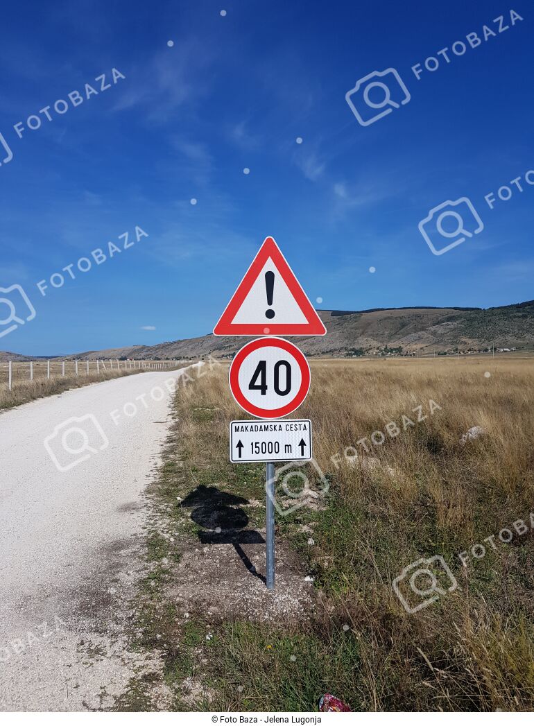 Saobra Ajni Znakovi Makadamska Cesta Preuzmite Fotografiju Foto Baza