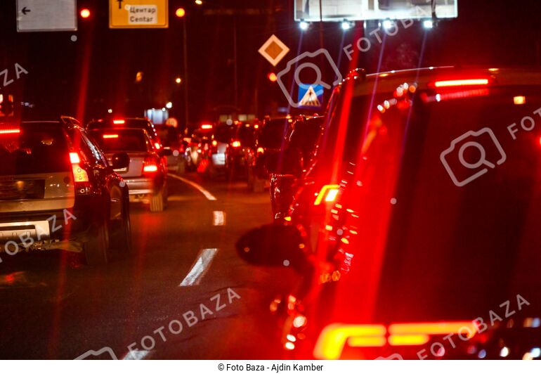 Gužva u saobraćaju. Kolone vozila na cesti. - preuzmite fotografiju ...
