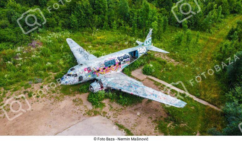 Avion Douglas C-47 Aerodrom Željava - preuzmite fotografiju | Foto Baza