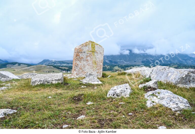 Stećci, srednjovjekovni nadgrobni spomenici - preuzmite fotografiju ...