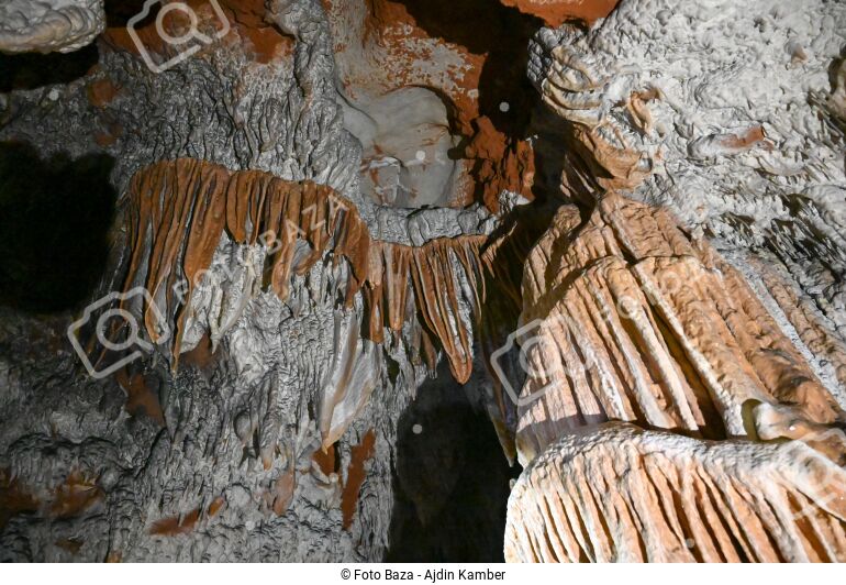 Stalaktiti i stalagmiti u pećini - preuzmite fotografiju | Foto Baza