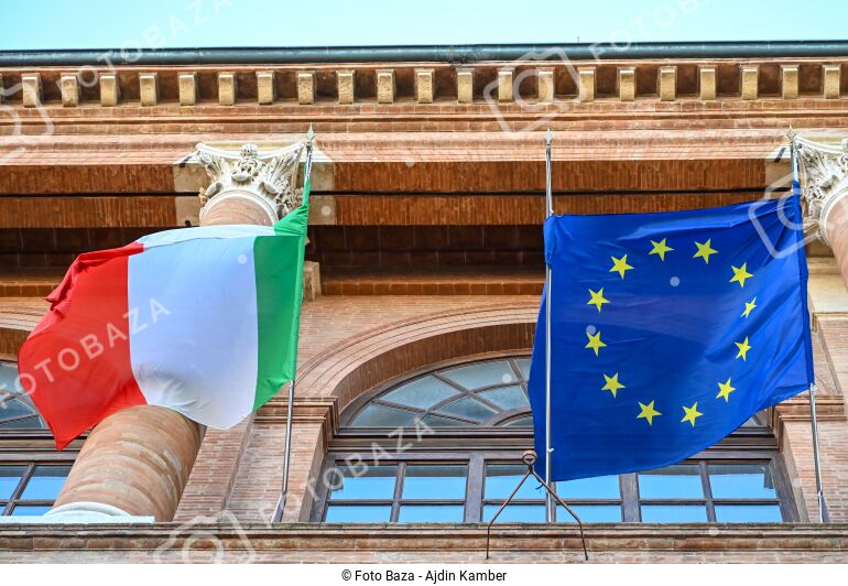 Italijanska i zastava Evropske Unije - preuzmite fotografiju | Foto Baza