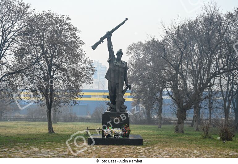 Tuzla, BiH: Spomenik rudarima Husinske bune. - preuzmite fotografiju ...