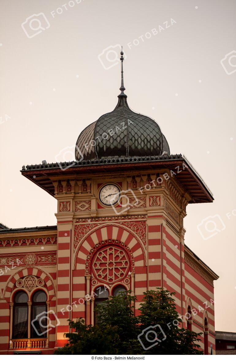 Gradska vijećnica u Brčkom preuzmite fotografiju Foto Baza