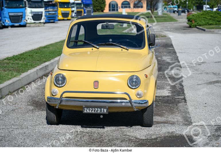 Old Fiat 500 in the parking lot. - download the photo | Foto Baza