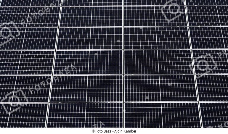 Solarni paneli na krovu kuće. - preuzmite fotografiju | Foto Baza