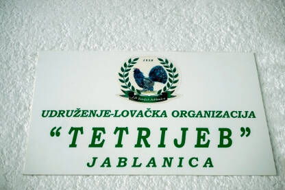 Udruženje - Lovačka organizacija Tetrijeb Jablanica.
Tabla sa natpisom na zidu zgrade.