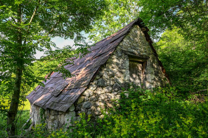 Stara napuštena kamena kuća u prirodi.