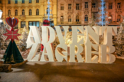 Zagreb, Hrvatska. Advent u Zagrebu. Praznične gužve u čarobnom adventskom slavlju u okićenom gradu. Ljudi šetaju kroz blistave praznične ulice i trgove tokom praznika. Praznični ukrasi.