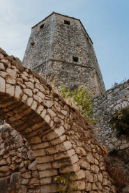 Počitelj predstavlja tvrđavu koja potiče iz srednjeg vijeka. Nalazi se uz lijevu obalu rijeke Neretve kod Čapljine. Utvrda je štitila ulaz u dolinu donje Neretve na putu iz Drijeva prema Bišću.