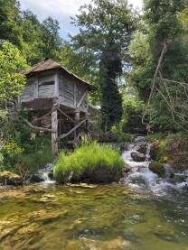 Drvena kućica pokraj rijeke