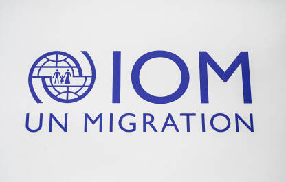 Simbol Međunarodne organizacije za migracije. IOM logo kod migrantskog kampa.