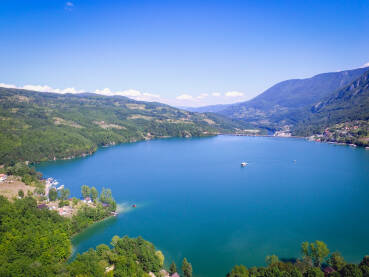 Jezero Perućac je vještačko jezero u Bosni i Hercegovini i Srbiji kod mjesta Perućac. Nastalo je pregrađivanjem toka Drine za potrebe hidroelektrane "Bajina Bašta".