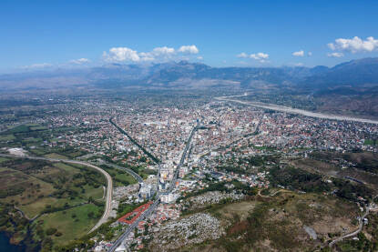 Shkoder, Skadar, Albanija, snimak dronom. Zgrade, kuće i ulice u gradu. Panoramski snimak