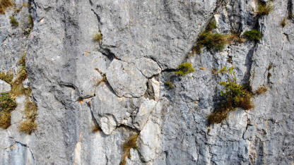Visoke litice na planini, snimak dronom. Stijene u prirodi. Stijene za sportsko penjanje. Penjalište.