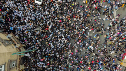 Velika grupa ljudi na protestu na ulici, snimak dronom. Demonstracije, snimak odozgo. Ljudi na protestu.