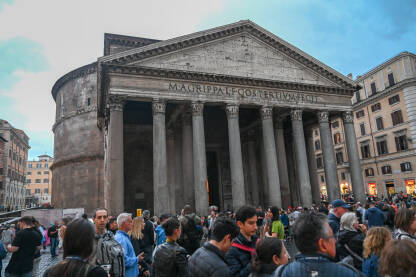 Rim, Italija: Grupa turista se fotografiše ispred Panteona. Popularna turistička destinacija. Panteon je bivši rimski hram.