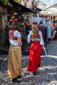 Dvije djevojke u  tradicionalnoj  narodnoj  nošnji  Bosne i Hercegovine