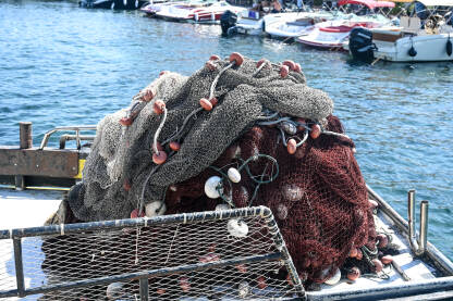 Ribarska mreža na bordu u luci. Ribolov.