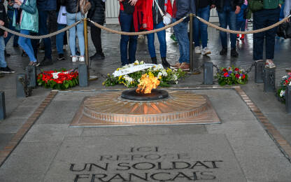 Pariz, Francuska, 8. maj 2023.: Vječni plamen. Ljudi pored Grobnice nepoznatog vojnika ispod Slavoluka pobjede. Turisti.