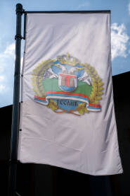 Zastava s grbom Opštine Teslić.