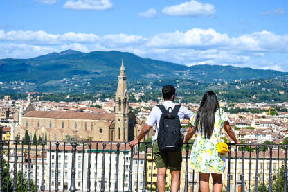 Firenca, Italija. Turisti razgledaju grad.