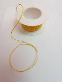 Tanki žuti konopac na bijelom koturu, služi za uvezivanje ili za označavanje, ili kao ukrasni materijal