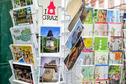 Graz, Austrija: Razglednice na prodaju na ulici. Suveniri iz Graza.