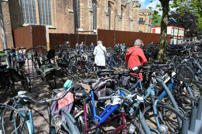 Mnogo bicikla na parkingu za bicikle.