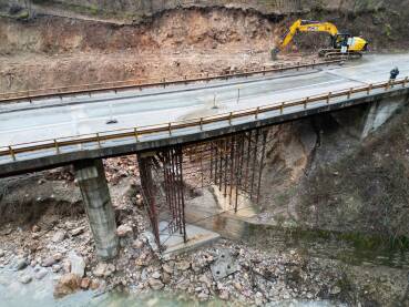 Most kojeg osiguravaju pulcevi ispod.