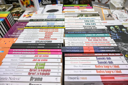 Sarajevski sajam knjige. Izložba knjiga. Kolekcija knjiga na policama u knjižari.