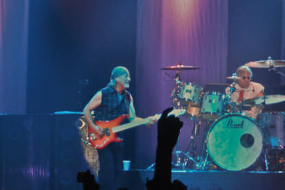 Koncert Deep Purplea u Sarajevu 2007. godine. Basista Roger Glover i bubnjar Ian Paice iz rok grupe Deep Purple tijekom nastupa uživo.