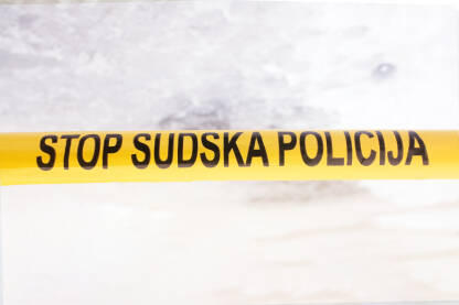 Žuta traka, stop  sudska policija .
Izolovana traka ,pozadina snijeg