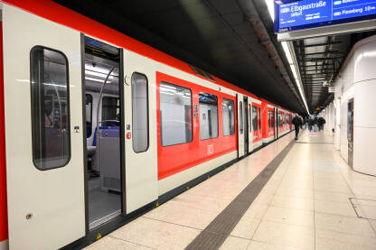 Berlin, Njemačka: Voz u podzemnoj željezničkoj stanici. Putnici u stanici metroa. Javni prijevoz u gradu Berlinu. S bahn.