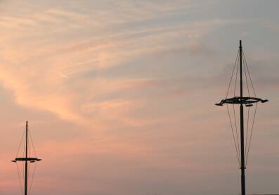 Dve antene za komunikaciju, wi fi, nakon zalaska sunca, nebo sa divnim bojama