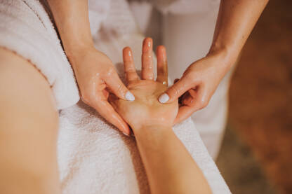 Detalji ruku i tijela tokom masaže