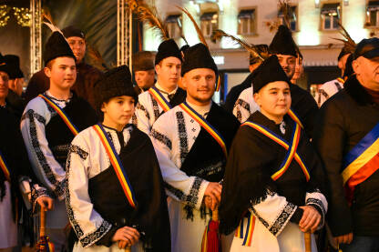 Grupa ljudi u tradicionalnoj rumunjskoj odjeći. Umjetnici i plesači pripremaju nastup. Temišvar, Rumunija.