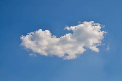 Bijeli oblak u obliku srca na plavom nebu. Vedro ljetno vrijeme.