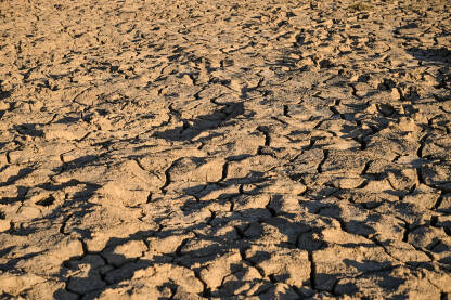 Suha i ispucala zemlja kao posljedica velike suše i globalnog zagrijavanja. Ispucalo i neplodno tlo koje prikazuje klimatske promjene. Osušeno i ispucalo tlo na polju.