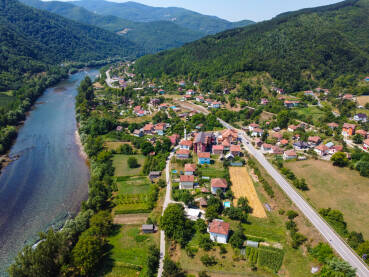Selo pored rijeke Drine u Bosni i Hercegovini.