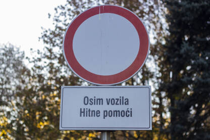 Saobraćajni znak za zabranu saobraćaja motornih vozila.