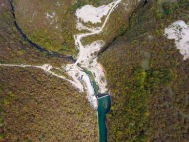 Hidroelektrana i betonska brana izgrađena na rijeci. Uništavanje prirode. Rijeka Sana, BiH.