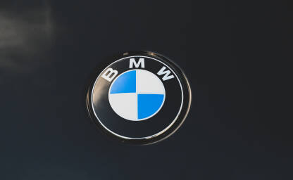 BMW znak na automobilu. Logo. Bayerische Motoren Werke. Njemački proizvođač luksuznih automobila i motocikala.