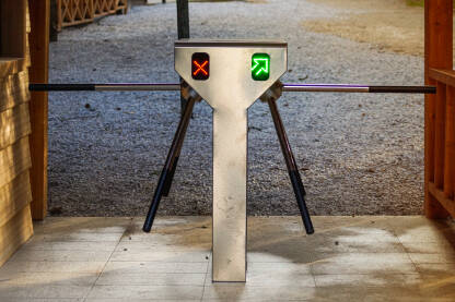 Mehanička kapija koja se sastoji od horizontalnih krakova ili rotirajućeg horizontalnog točka na ulazu u park.