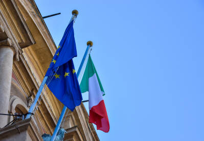 Zastave Italije i Evropske unije, istaknute na zgradi.