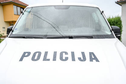 Znak policija na autu. Policijsko patrolno vozilo.