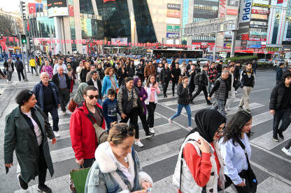 Ankara, Turska: Grupa ljudi prelazi cestu. Turci na ulici. Mnogo ljudi na pješačkom prijelazu u gradu.