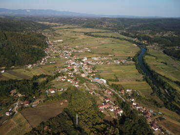 Sjedište opštine Oštra Luka, kod Sanskog Mosta. Panoramski snimak