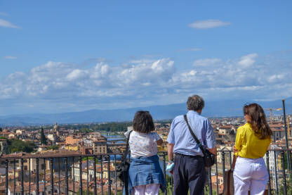 Turisti na vidikovcu iznad Firence. Panorama Firence, sa turistima.